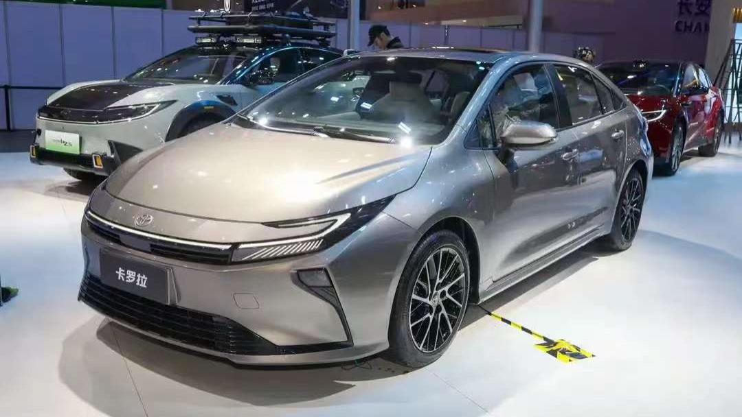 新款卡罗拉亮相广州车展，全新前脸设计，轴距2750毫米，竞争速腾