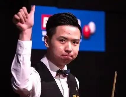 “果冻”不惧“小钢炮”，肖国栋3-1领马克-艾伦，赢得先机！
       斯诺