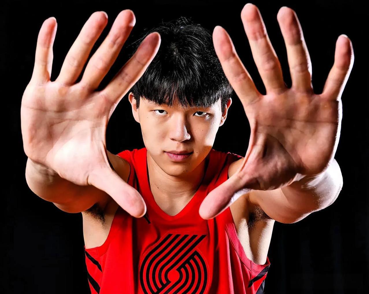 杨瀚森太全面了！
小杨四场比赛场均贡献10.7分5篮板5助攻2.2盖帽。总体来说