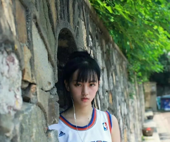 说起黄灿灿，大家都知道她曾是备受瞩目的武大校花。回想起她在校园的时光，那可真是漂
