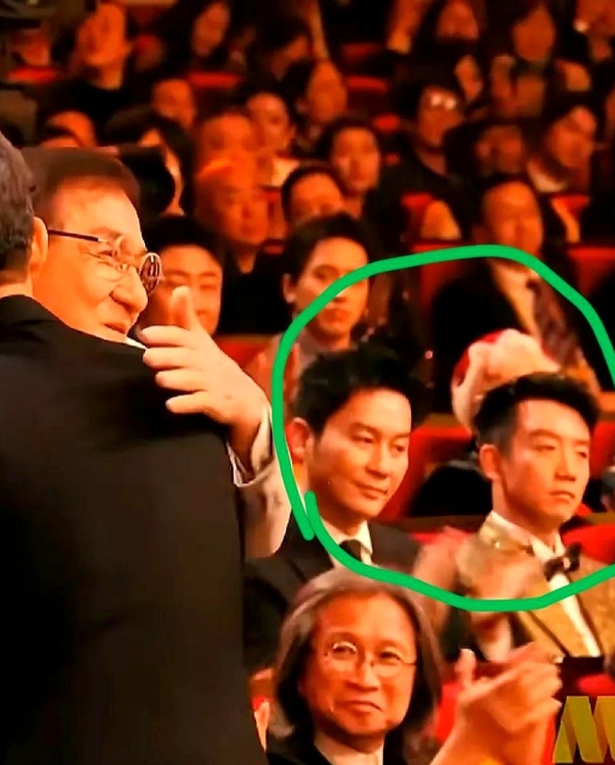张译获奖，引人注目的就是坐在那里面无表情的李晨，郑凯！

不为别的，就因为张译曾
