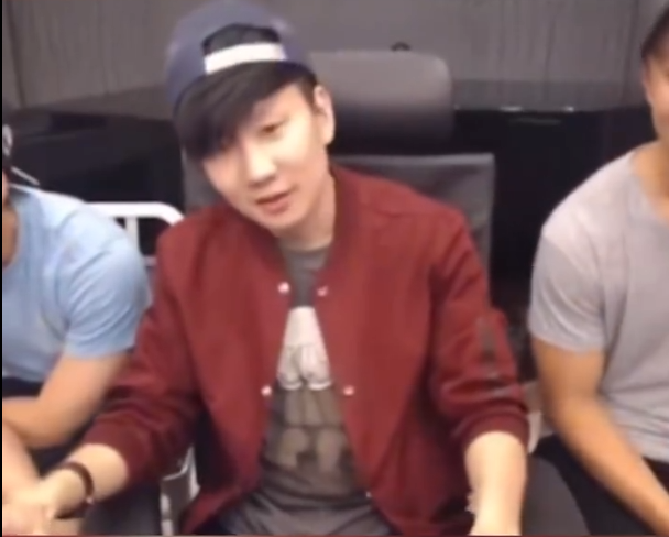 林俊杰与女友同框照疑曝光，两人穿情侣装被偶遇.....话说都四十多岁了 有女友也