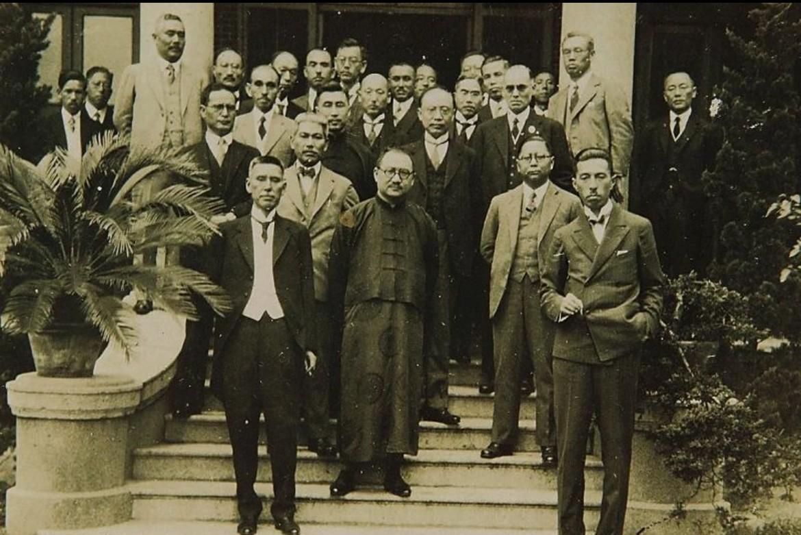 1930年，东亚同文书院成立三十周年纪念活动在上海举行，合影中出现了多位中日政要