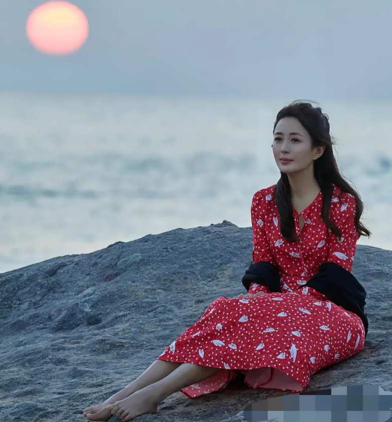 杨童舒，170cm，光着脚丫子坐在石头，有种怜香惜玉的感觉！
