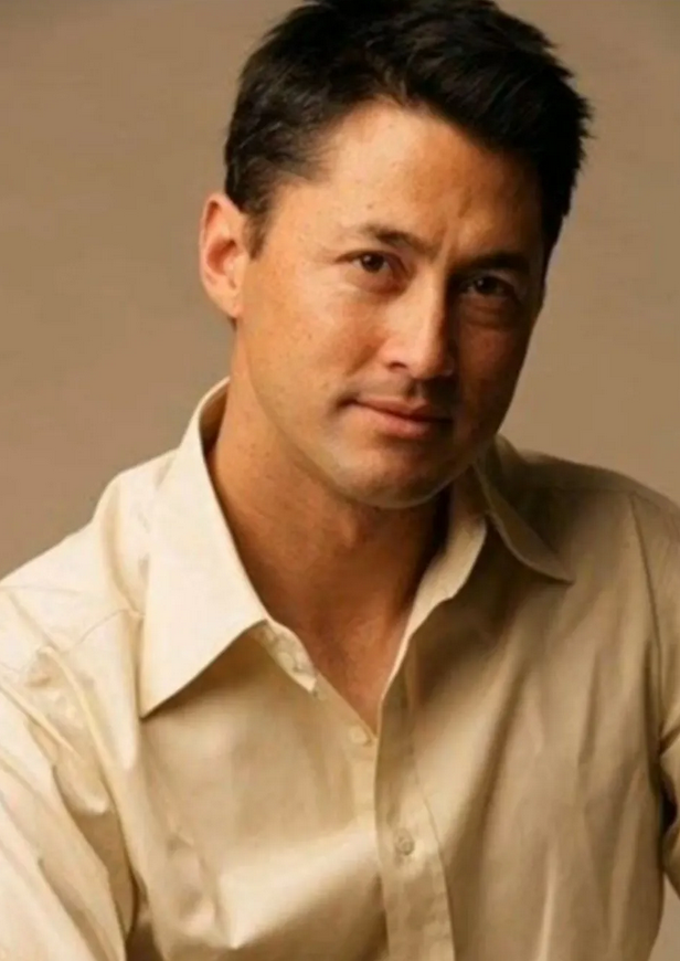 王敏德帅出圈，儿子长相却 “画风突变”