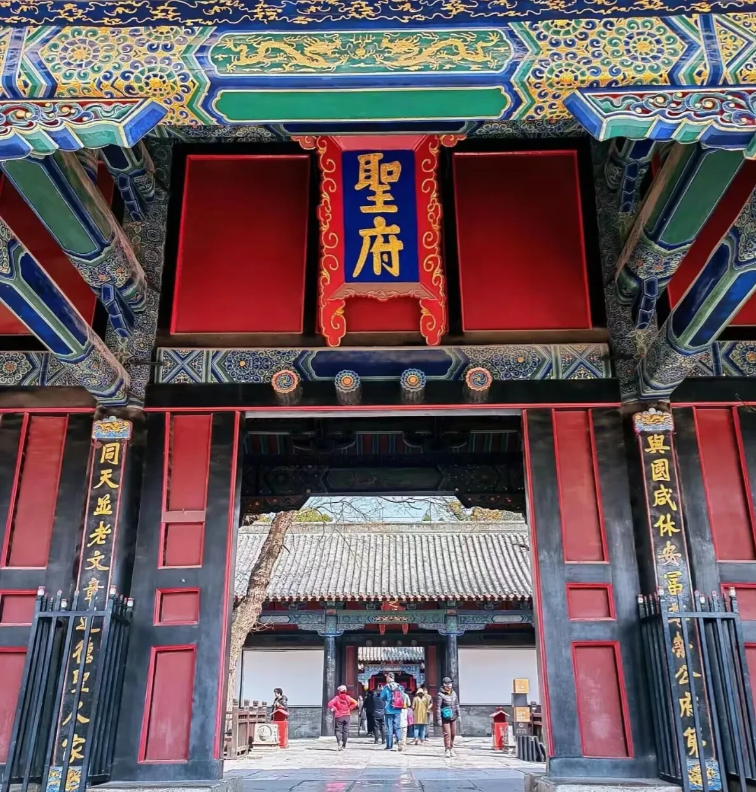 孔府世修降表？如果这样说，那真的冤枉孔府了…

就拿清初剃发易服来说，孔府反抗过