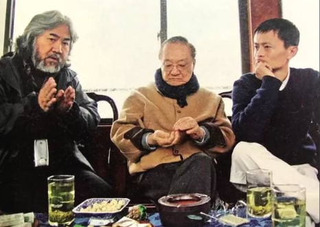 当年，张纪中拍摄《笑傲江湖》，马云表示自己带资进组出演风清扬，谁知，张纪中直言不