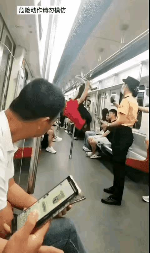 不仅吃饱了撑的，还嚣张跋扈！把地铁扶手横杆当单杠使。
一个六七十岁老人走进地铁，