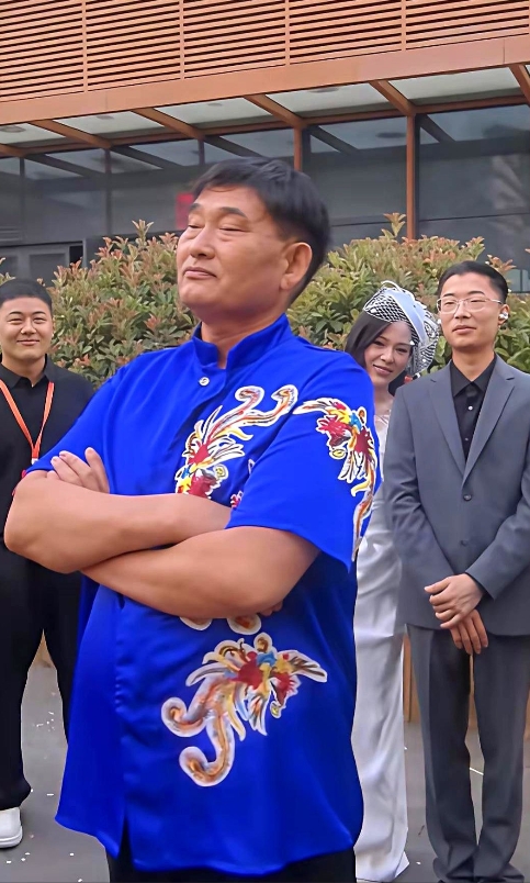 带声卡唱歌的网红郭有才想借大衣哥再火一把，看大衣哥表情是看不惯郭有才的炒作？
