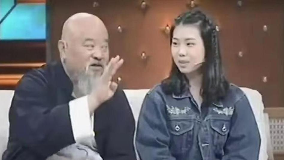 70岁李琦豪宅宴客，满桌佳肴竟无酒？老酒鬼的隐退生活竟是这般光景