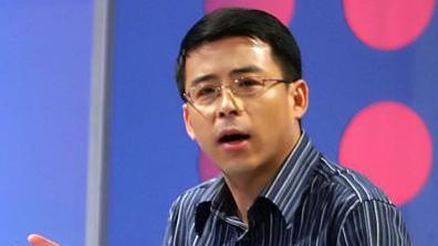 扬言让中国向全世界道歉，惨遭央视辞退的名嘴阿丘，下场罪有应得