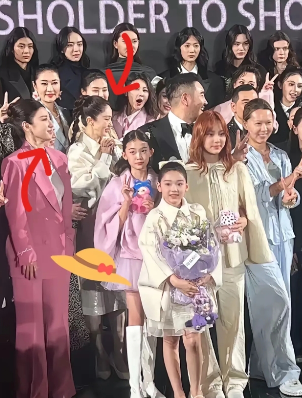 有预感，
黄奕要跟董璇绝交了，
因为昨天董璇和自己女儿走秀，但是自己的女儿也想出