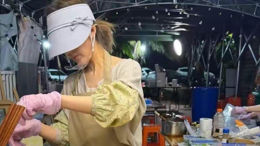 赵露思海南夜市素颜摆摊，装备齐全手法娴熟，呼应直播言论圈粉无数