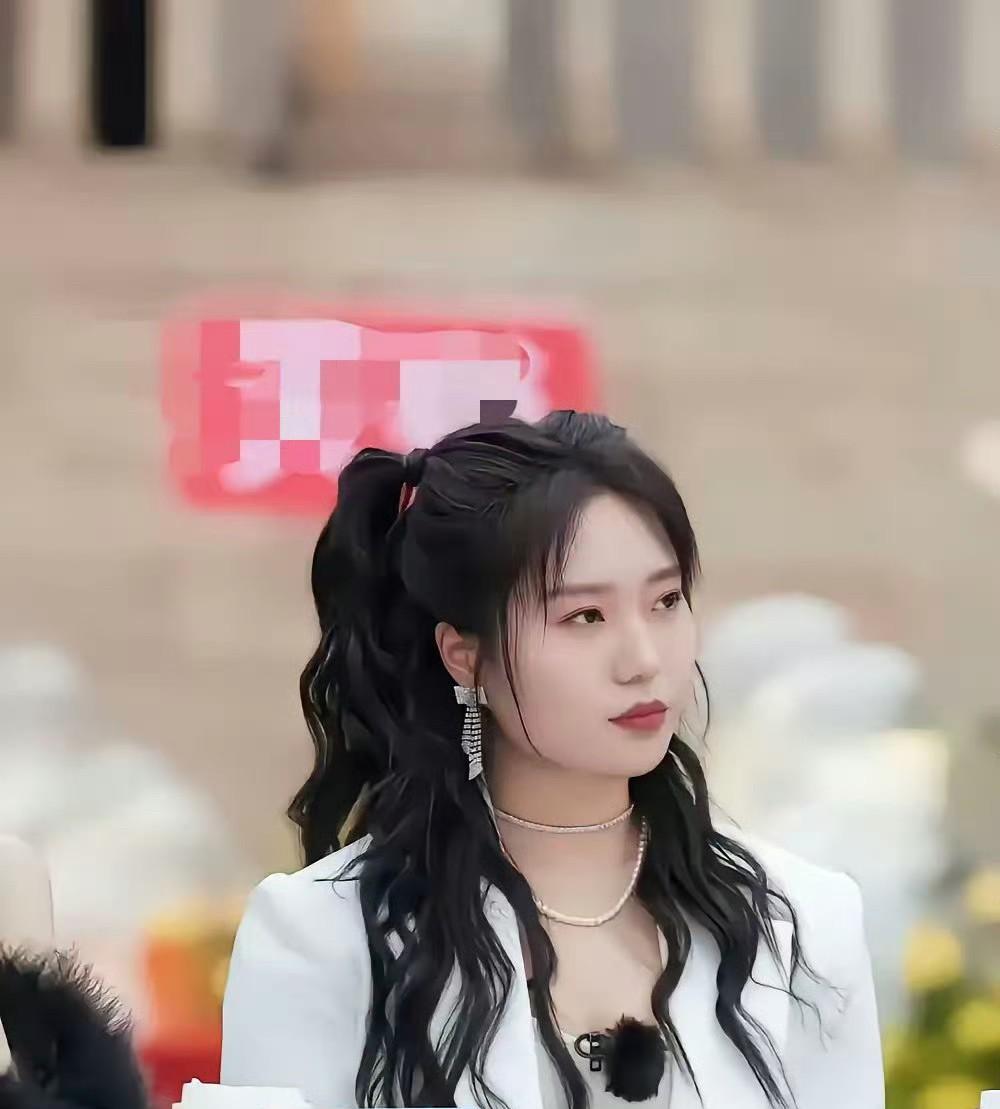 这真是李雪琴？！我没看错吧！瘦下来也太好看了，简直像换了个人！这颜值都能直接去演