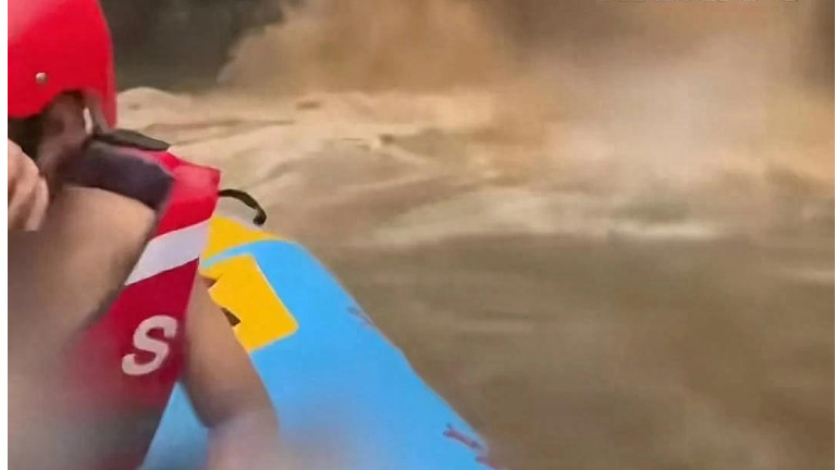 命啊！24岁女子漂流被水掀翻，获救后又再次坠河消失在洪水中