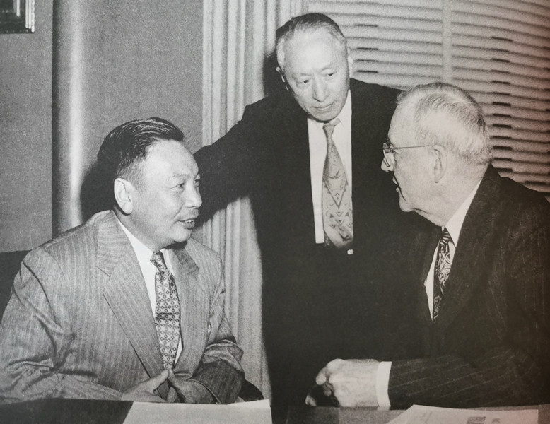 1953年，蒋经国和美国国务卿杜勒斯在华盛顿。
每当看到台湾的蒋匪余孽们西装革履