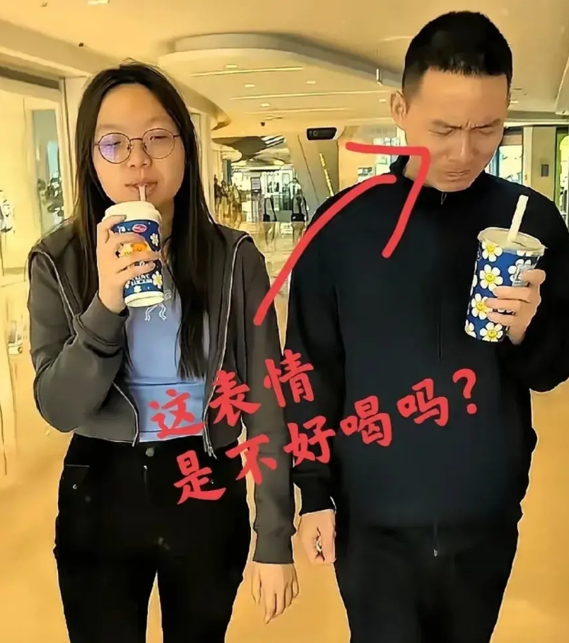 真的越看谢浩南直播越心疼他！

小谢连绿茶都没有喝过，有一次直播，爸爸给他泡一杯