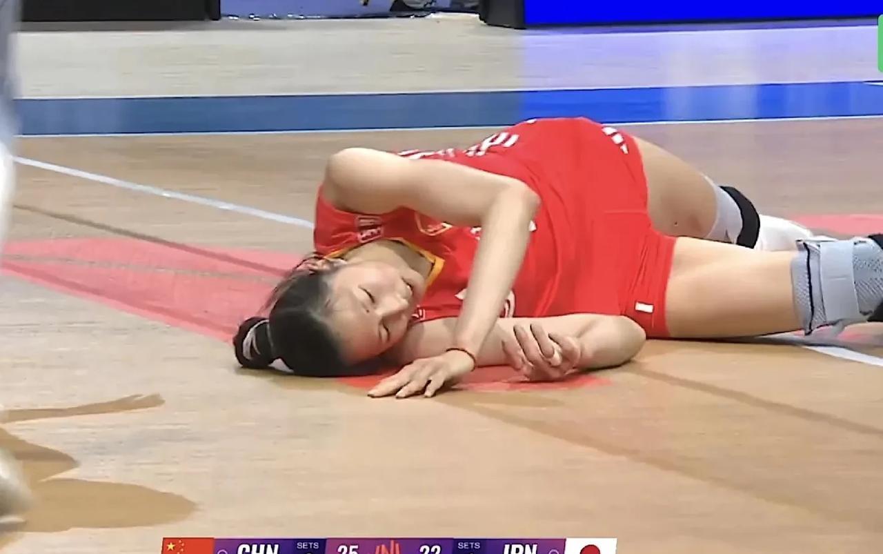 吴梦洁吓死我了，第四局完成绝杀球后竟然倒地不起，赵勇指导更是愣在场边
     