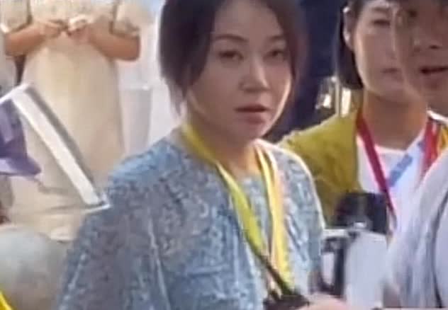 演员闫妮在深圳华强北送外卖？看到该消息，让人吓一跳，不至于吧？然而据了解，事情是