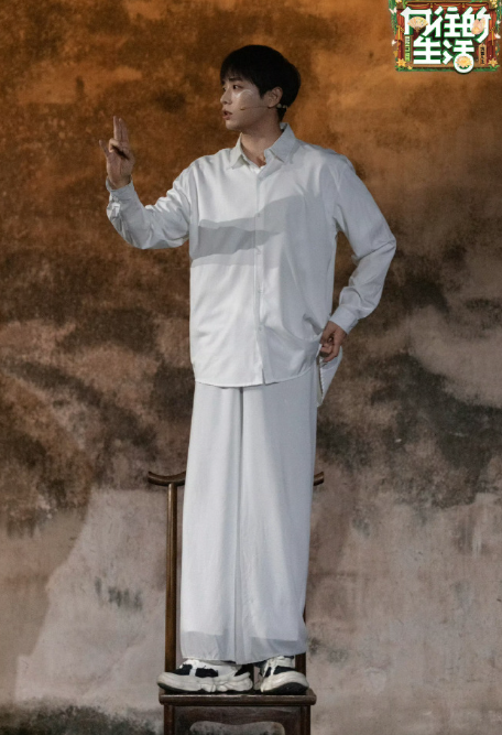 谁懂这种句句有回应的互动有多温馨看见张子枫拿着DV在拍，彭昱畅提出如果自己是导演