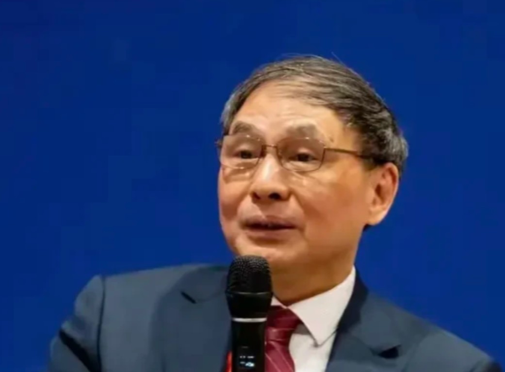 “认为美国衰败甚至解体，并取而代之，是极大的战略错误！”知名学者郑永年曾说其他国