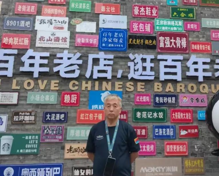 昨天下午从道外巴洛克回来，坐三线公交车人不是很多，座位也没有，坐着的也差不多都是