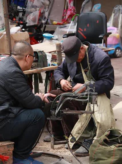在街头巷尾的市井之中，隐匿着无数感人的故事。街角修鞋摊的大爷，技艺娴熟而且为人厚