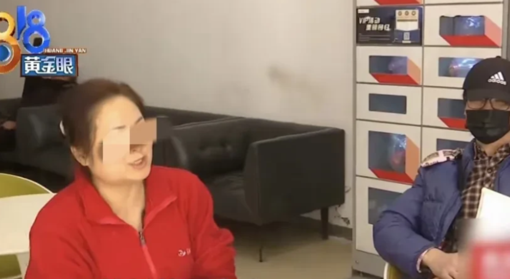 浙江杭州，一名女子作为超市收银员，在履行工作职责时，竟被一名大妈一拳打中头部，随