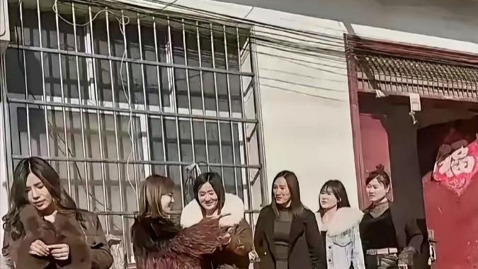 冬天在农村相亲的女人钟爱穿短裤，但上身必保暖，这是为什么？