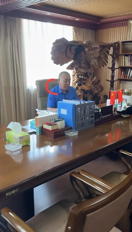 男子一把火把工厂烧了，但崔培军不用担心这个问题，因为他忍不住又开始发钱了！
这次
