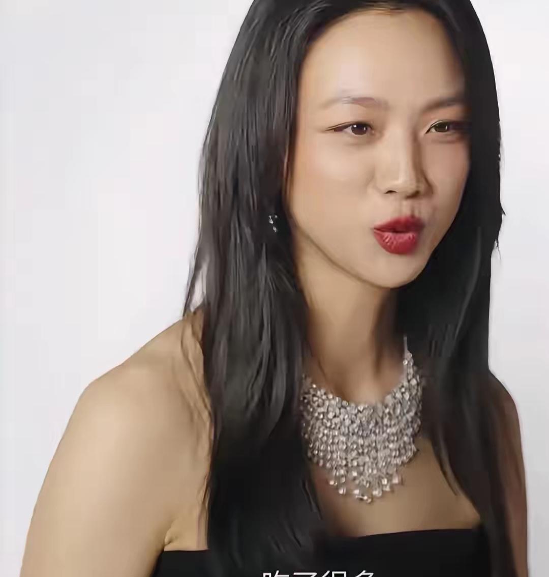 没有保姆司机，只有馕饼、酸奶和满天繁星。
汤唯晒出抱着搪瓷碗的照片笑道：“终于懂