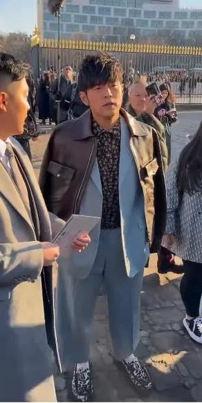 周杰伦，冰火两重天啊！
一会儿一个热搜，他是一位超级奶爸，
一会儿一个热搜，他在