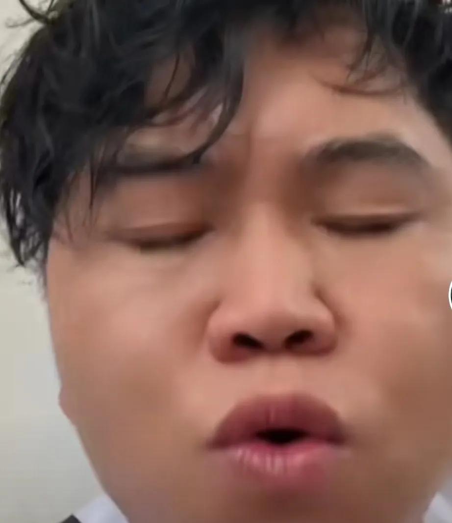 卷毛哥最近在网上声泪俱下，问网友他该怎么办？



他一脸茫然，在网络平台上不断