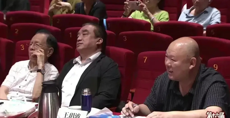 惊现雷人台词！北京青年相声节隆重开幕，郑健、王玥波当评委。
近日，第十六届北京青