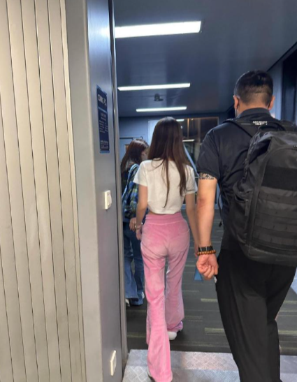 直观感受到虞书欣的身高
169高妹满屏的腿 ​​​