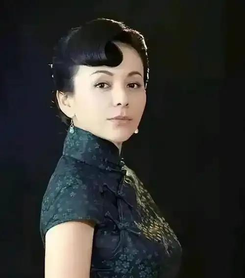 王琳情路坎坷，历经“家暴”之痛，两段婚姻皆以失败告终。外界曾给她贴上“水性杨花”