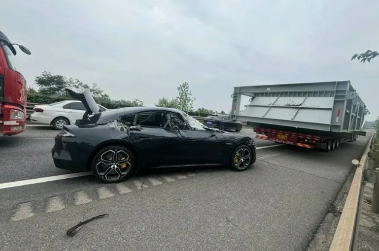 小米车主发文吐槽:新提没几天的新车，正常在左侧超车道行驶，就被这台大货车嚯嚯成这