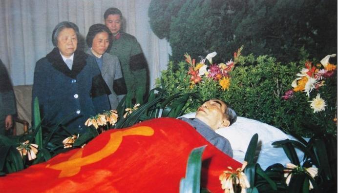 周总理去世3小时后，遗体被医生解剖研究！发现肝、肺、大脑都形成了恶性肿瘤，而当年
