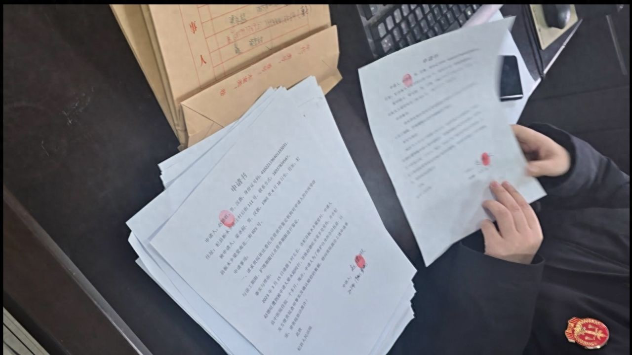 律师法庭遭遇引热议：法律尊严何在？