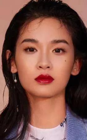 屈菁菁，1990年出生于辽宁沈阳，毕业于中央戏剧学院。她演技扎实，出演过《老男孩