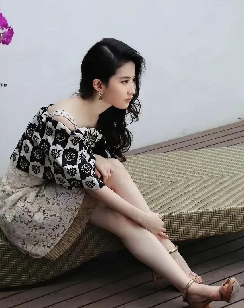 其实刘亦菲的颜值在娱乐圈里堪称是完美的，但这溜肩真的影响她的气质，为什么就不能穿