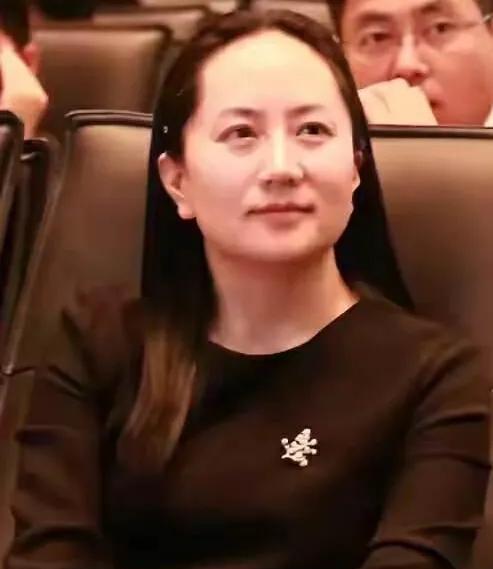 两个女人，不仔细看，还以为是同一人。一个是商界精英，一个是银屏影后。仔细端量，前