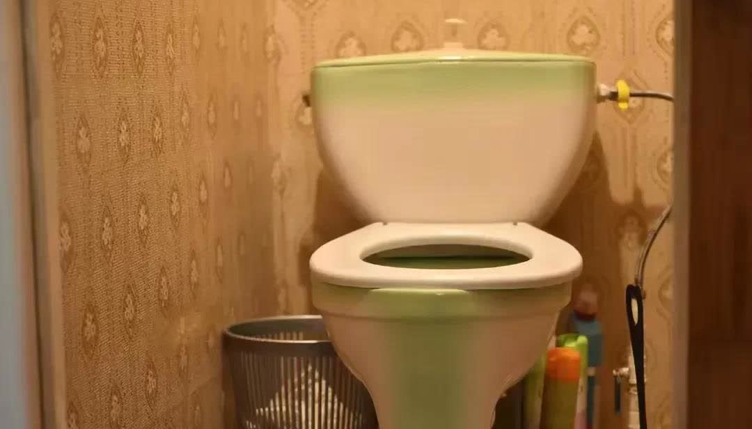 江苏，一名女子家里的马桶坏了，于是她买了个新的准备换上。然而，当安装师傅把老马桶
