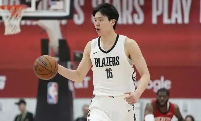 杨瀚森应该请个田径短跑教练
杨瀚森场上跑动，步幅太小了，大腿抬不起来的感觉，跑步