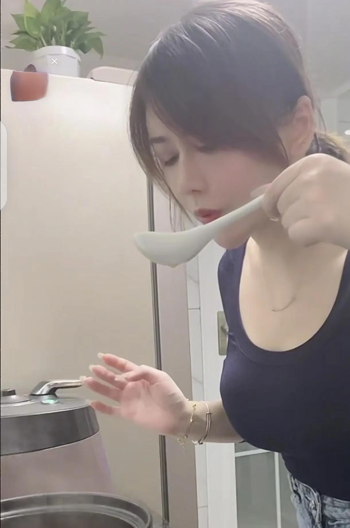 烧汤时如何确认味道？
        当你烧汤时，如何确认汤的咸淡和味道？是不是