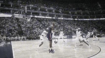 詹姆斯的主要得分手段：快攻！
国际赛场无人防守的快攻，直接换来一个大鹏展翅的灌篮