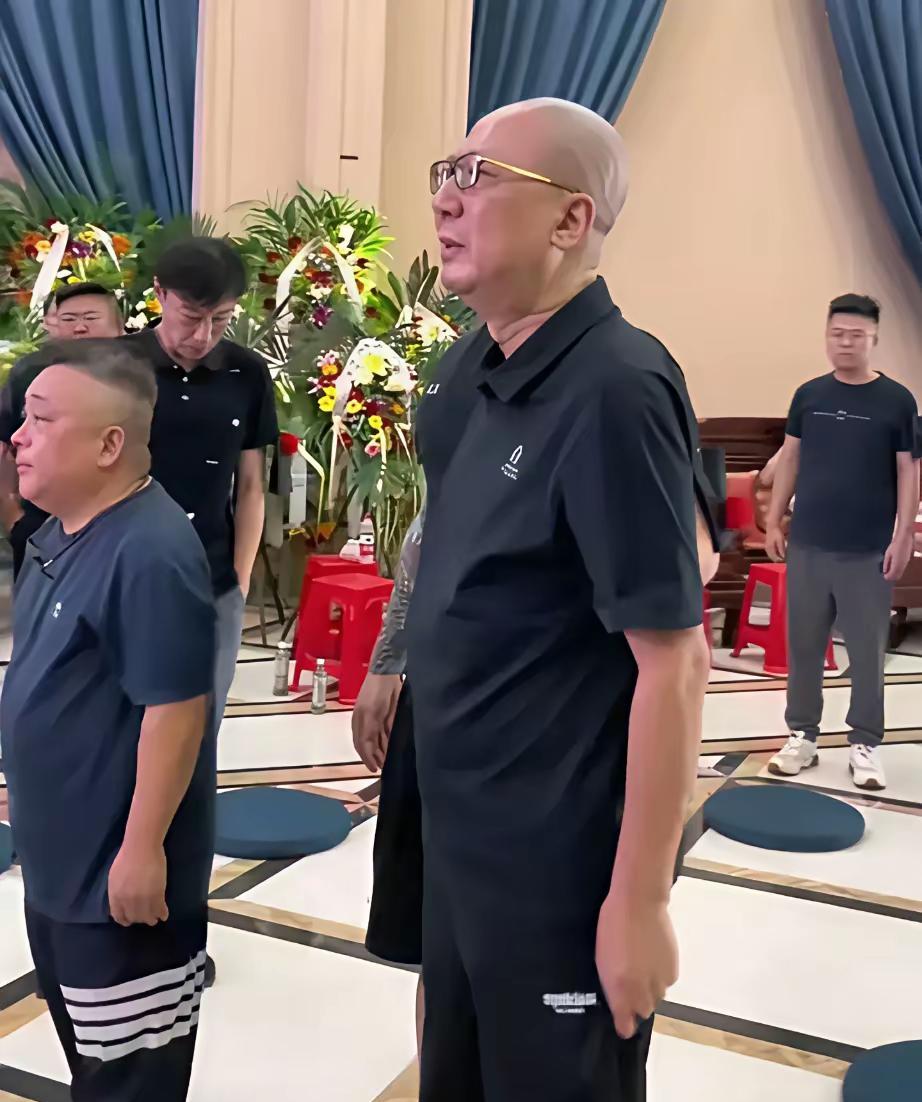 在别人父亲葬礼上痛哭流涕，说什么辛苦一辈子，受苦一辈子，下辈子不受苦了，明眼人都