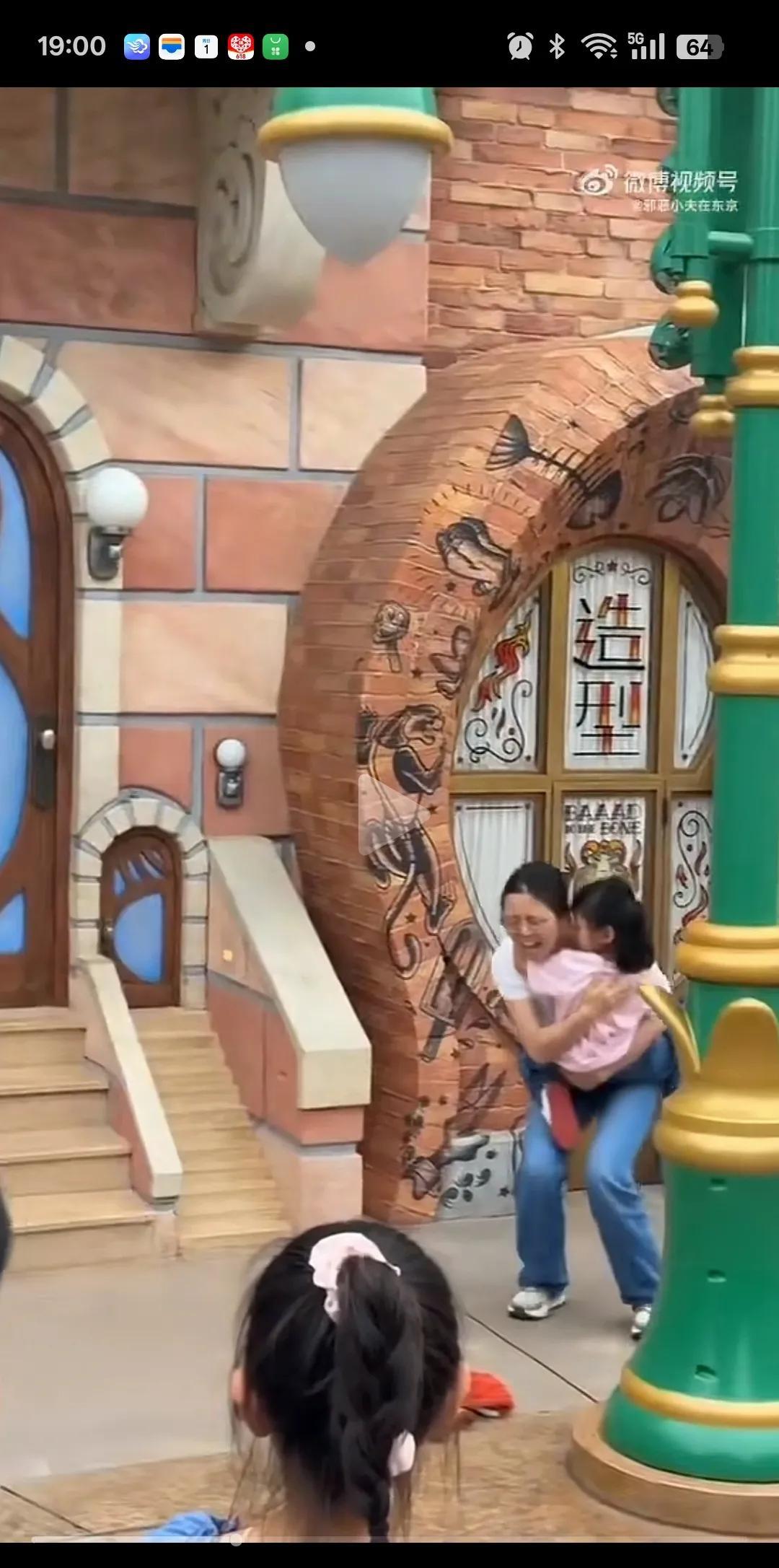上海迪斯尼游客打架！这位抱着孩子的妈妈反应让人哭笑不得[笑哭][笑哭]，人家只是