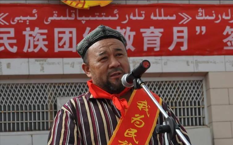 [浮云]1992年，一个新疆小伙子刚退伍，被分配到供销社干活。乡亲们常来赊账，他