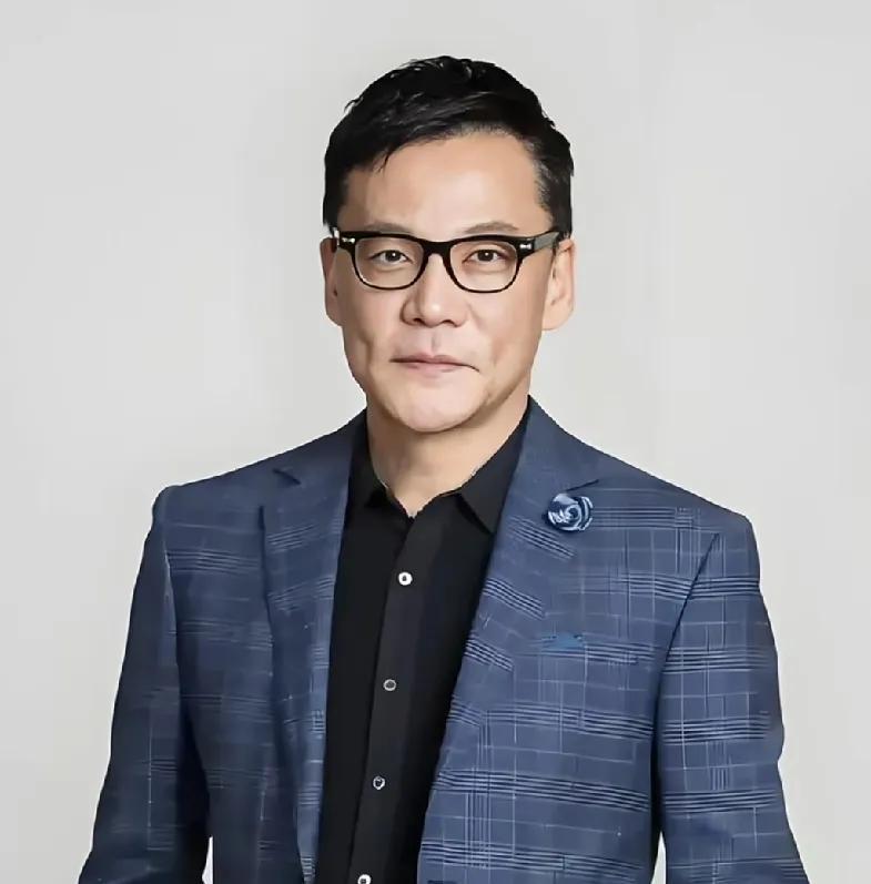 瞬间理解李国庆了，
面对年轻颜值高的叶璇他不动心，
也不选择漂亮的小姑娘，而是